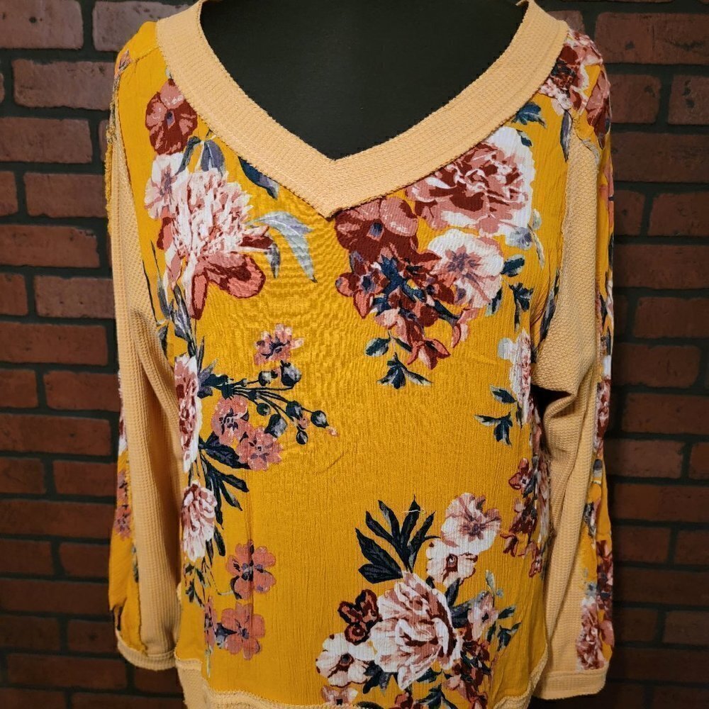 Umgee mixed material floral fabric mixed with waffle weave fabric.  Size Large.